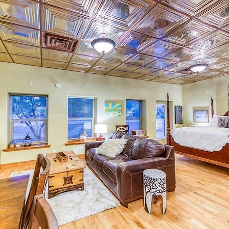 The Lovemore Inn~Hot Tub~Cheerful Carriage Home Delta Bagian luar foto