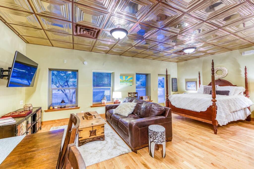 The Lovemore Inn~Hot Tub~Cheerful Carriage Home Delta Bagian luar foto
